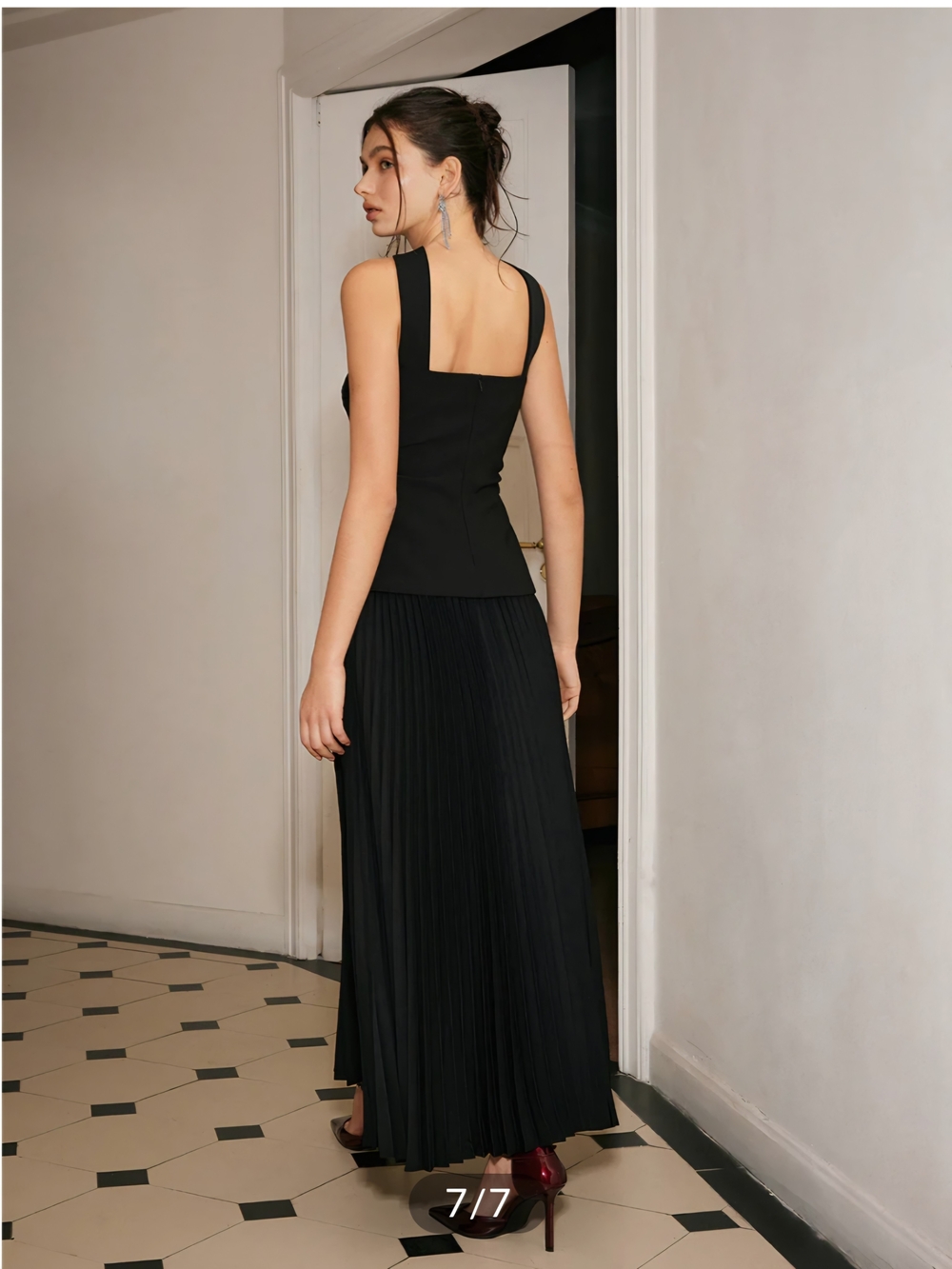 Choker Design Pleated Panel Dress - Picture 3 of 4